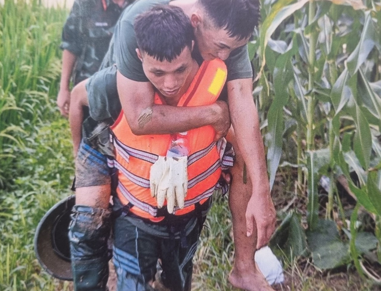 Thào Mí Lình bị thương phải đi điều trị, anh đã khóc vì không được giúp dân tìm người mất tích