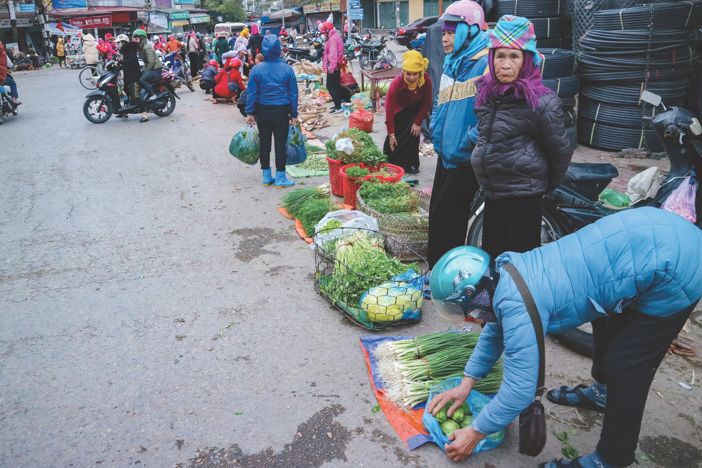 Rau ở chợ Mường Lò, Nghĩa Lộ, Yên Bái chỉ bán theo mớ, không bán cân