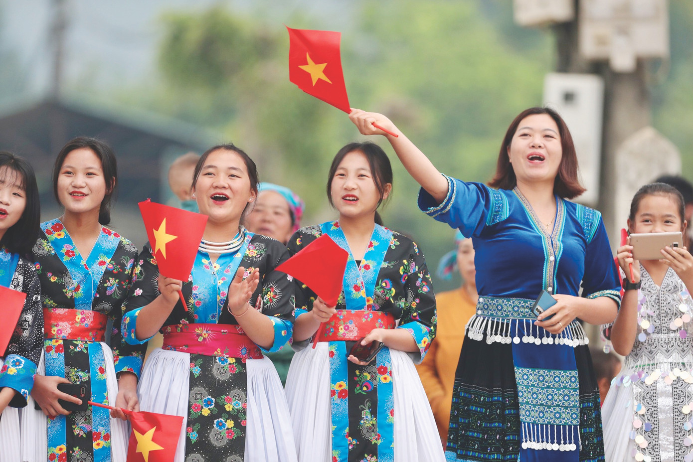 Cô giáo và các em học sinh dân tộc nhiệt tình cổ vũ Tiền Phong Marathon 2023 Ảnh: Bảo Ngọc Cô giáo và các em học sinh dân tộc nhiệt tình cổ vũ Tiền Phong Marathon 2023 Ảnh: Bảo Ngọc