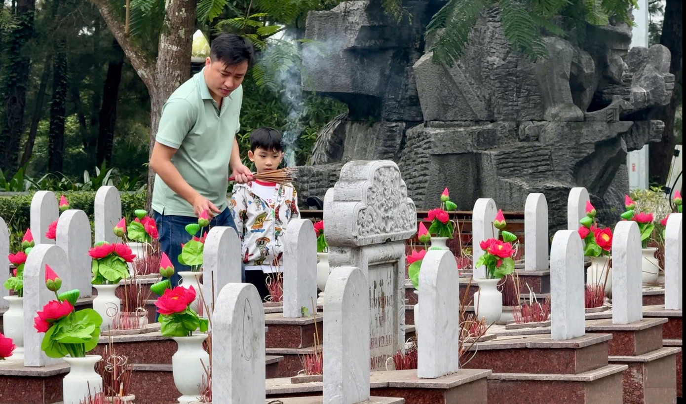 Người dân dâng hương, tưởng niệm các anh hùng liệt sỹ tại Nghĩa trang Trường Sơn. Ảnh: Trọng Tài. Người dân dâng hương, tưởng niệm các anh hùng liệt sỹ tại Nghĩa trang Trường Sơn. Ảnh: Trọng Tài.