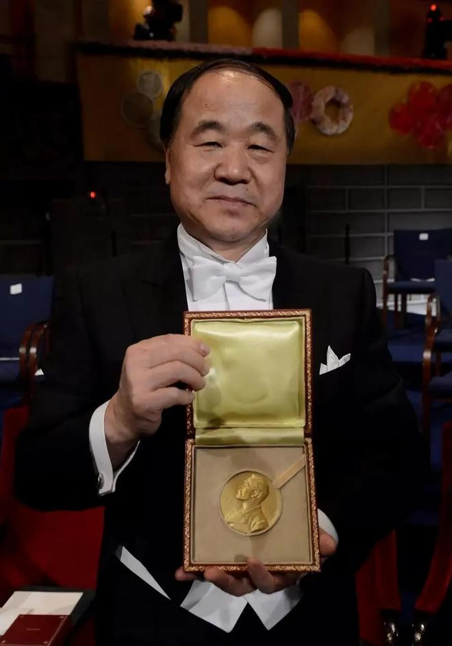 Nhà văn Mạc Ngôn nhận Giải thưởng Nobel văn học.