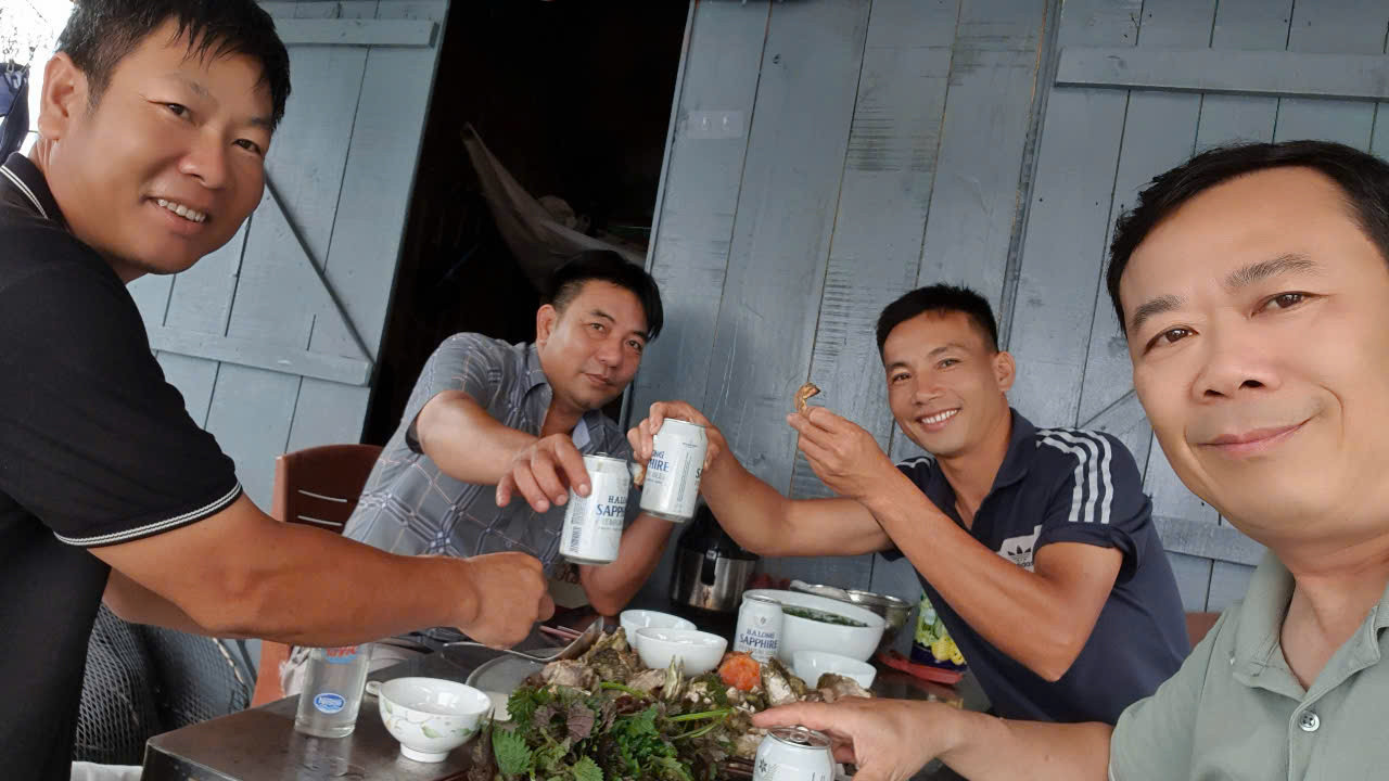 Anh Phong (bìa trái) anh Hòa thứ hai (bìa phải) và tác giả. Ảnh: Nguyễn Tuấn