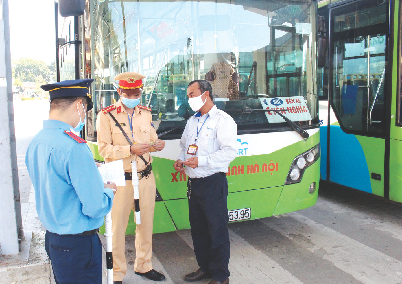 HPTC phối hợp với cơ quan chức năng kiểm tra xe buýt hoạt động trên đường Ảnh: A.Trọng