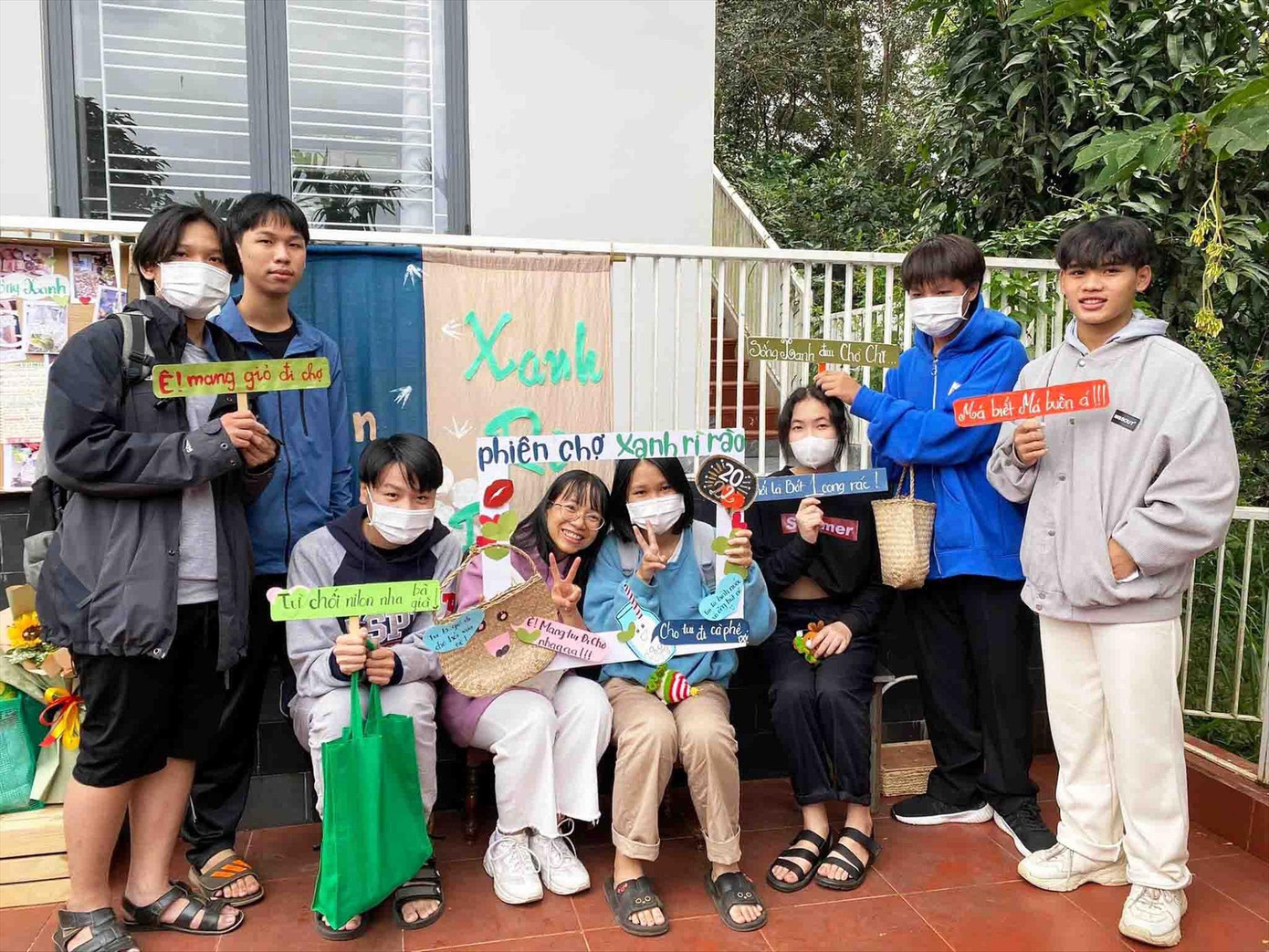 “Phiên chợ xanh rì rào” thu hút nhiều bạn trẻ tham gia