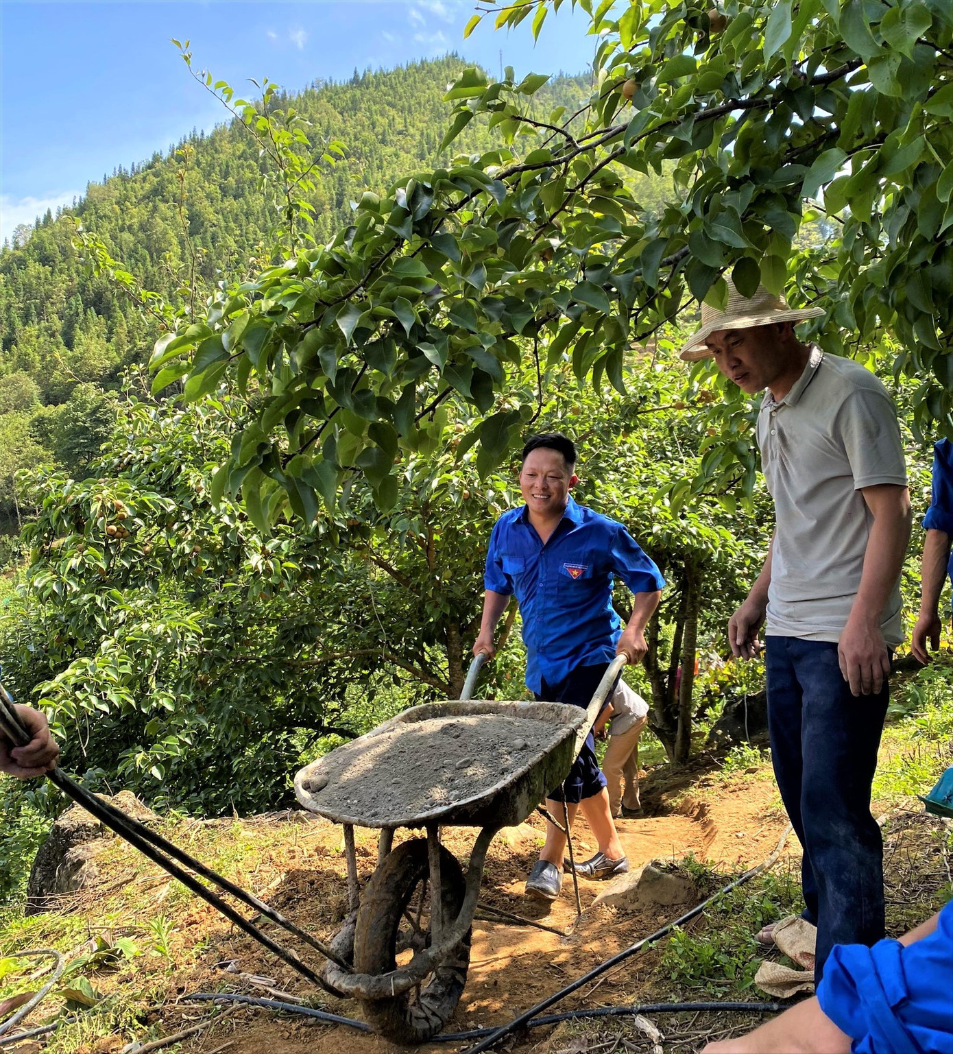 Bí thư Đoàn xã Tráng Seo Xà (người đẩy xe) luôn tiên phong trong các phong trào ở xã