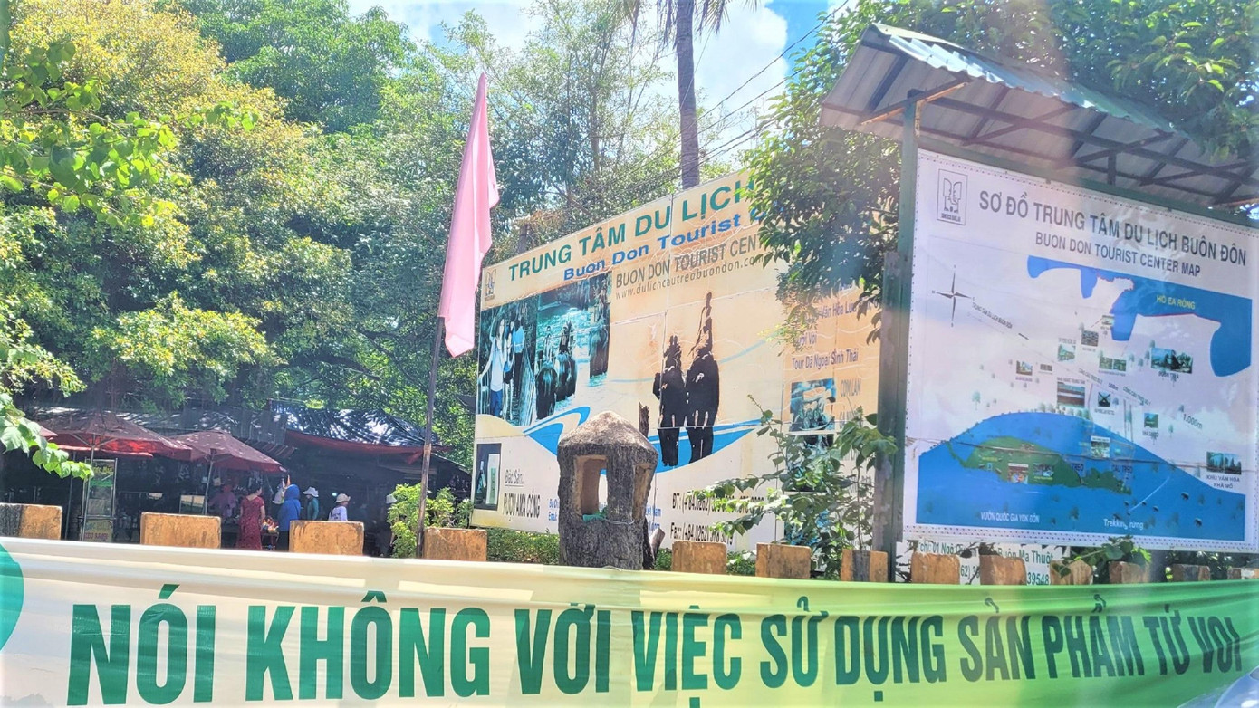 Băng rôn được treo ngay tại khu du lịch Buôn Đôn Băng rôn được treo ngay tại khu du lịch Buôn Đôn