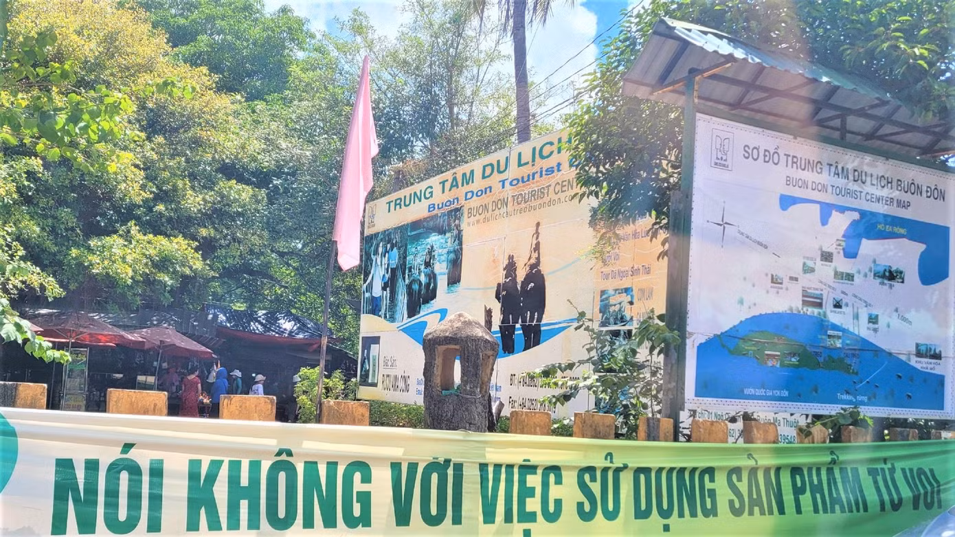 Băng rôn được treo ngay tại khu du lịch Buôn Đôn