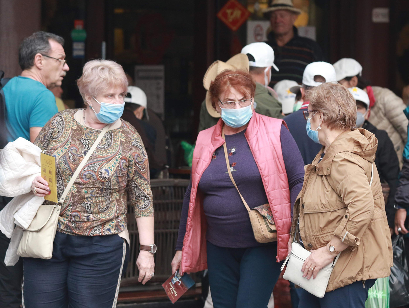 Du khách nước ngoài tham quan phố cổ Hà Nội Du khách nước ngoài tham quan phố cổ Hà Nội