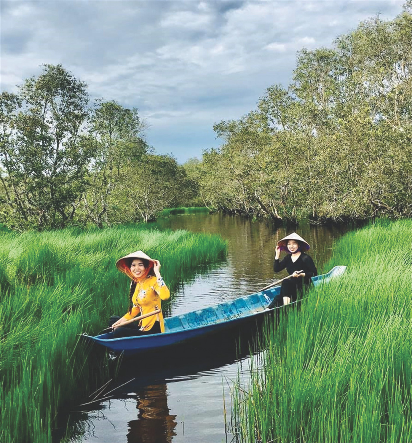 Trải nghiệm bơi xuồng ba lá len lỏi dưới tán rừng tràm U Minh hạ tỉnh Cà Mau.