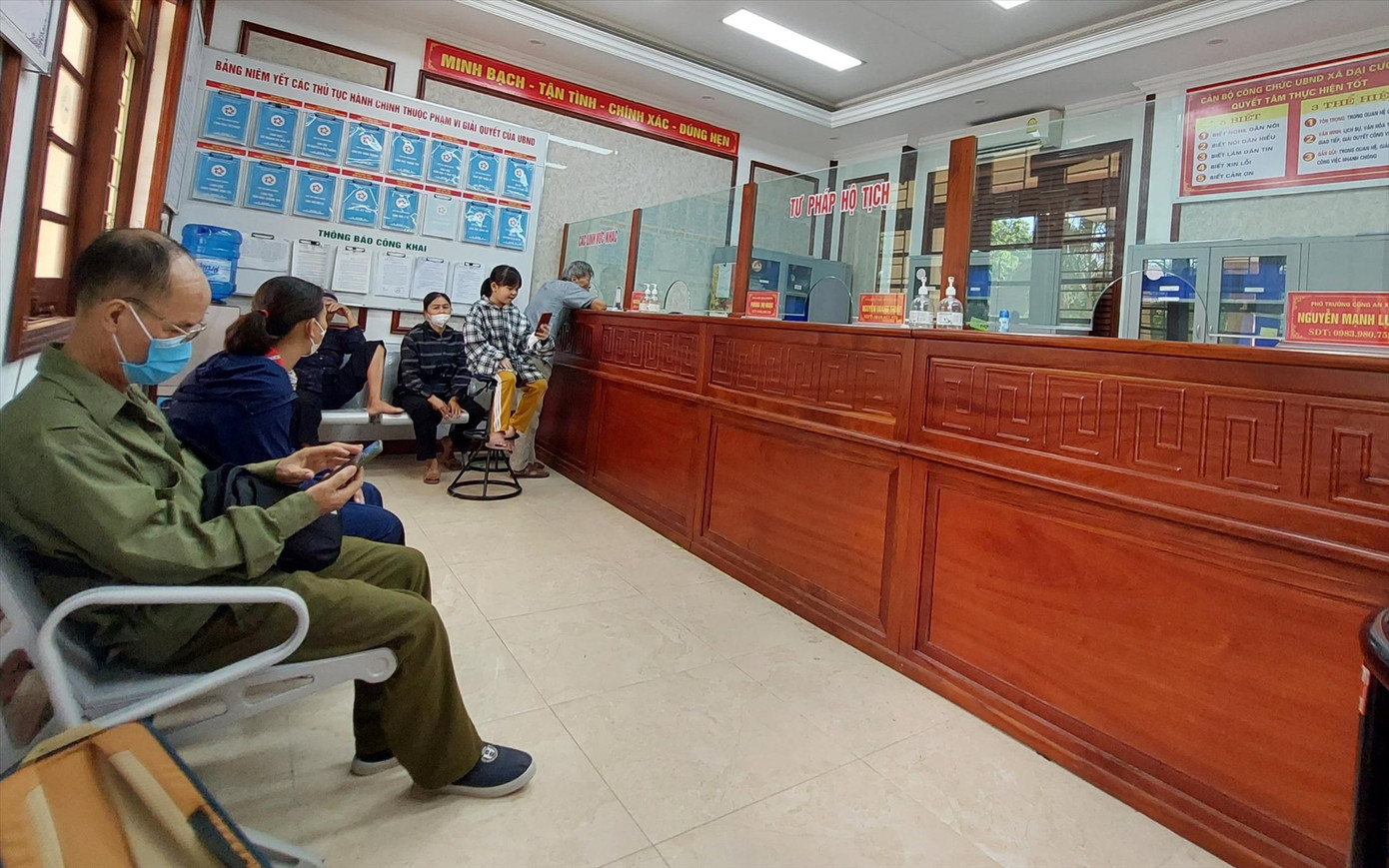 Người dân thực hiện thủ tục hành chính tại UBND xã ở Hà Nam (Ảnh minh họa)