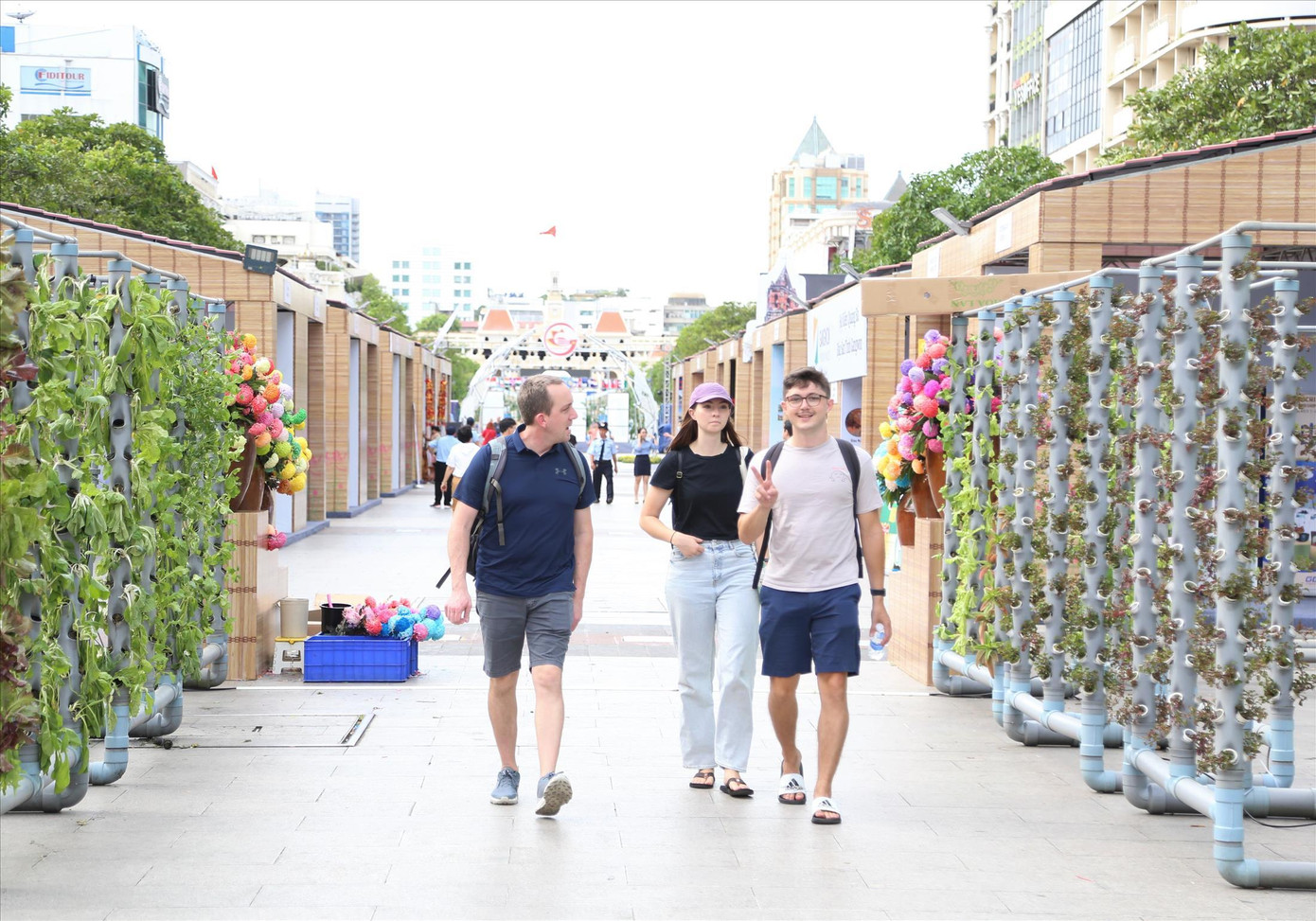 Du khách tham quan không gian triển lãm “TPHCM - Ngôi nhà của chúng ta” trên Phố đi bộ Nguyễn Huệ. Ảnh: Ngô Tùng