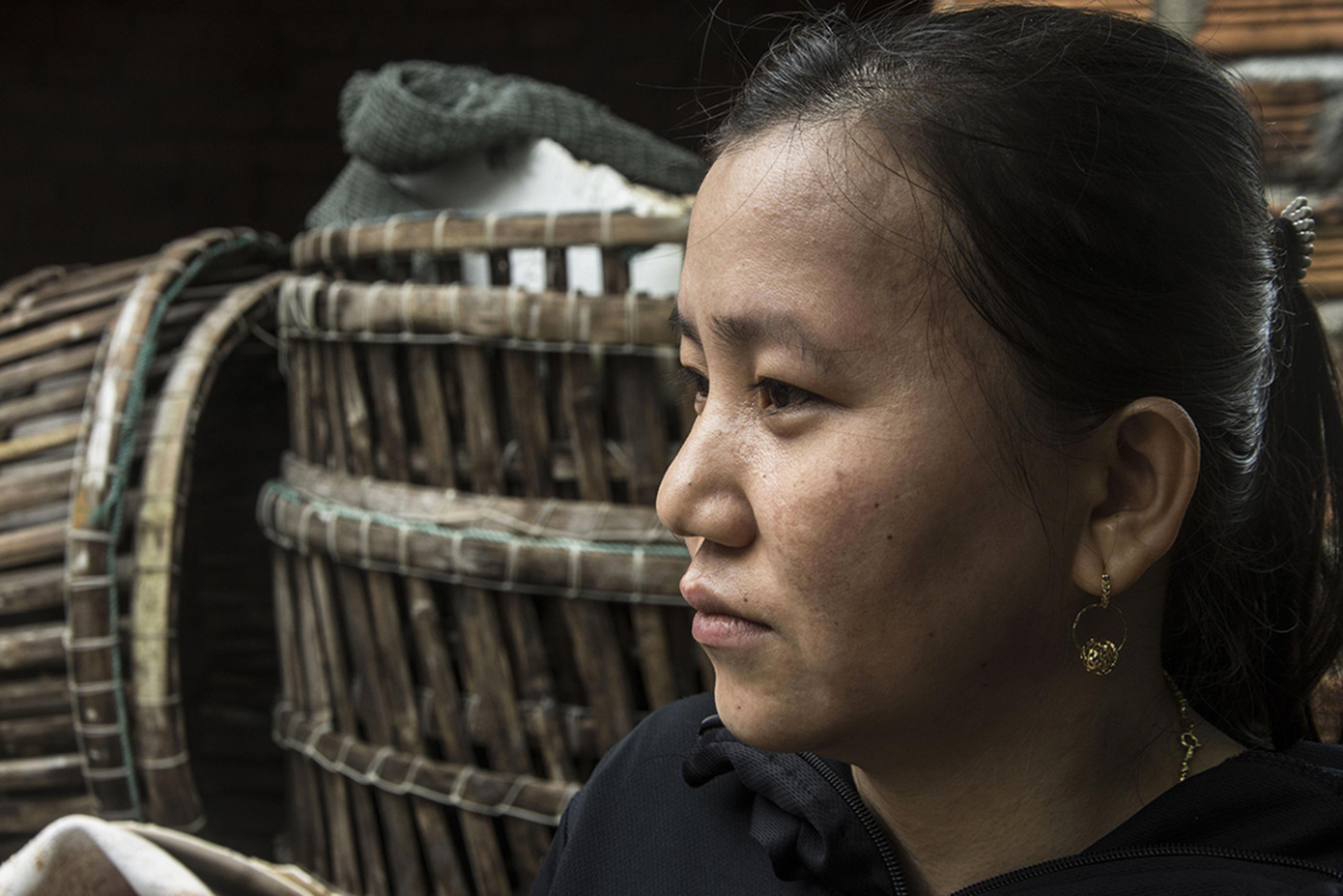 Chị Nguyễn Thị Thiếu vợ thuyền trưởng Trần Hải cầu mong chồng con thoát khỏi cơn bão dữ