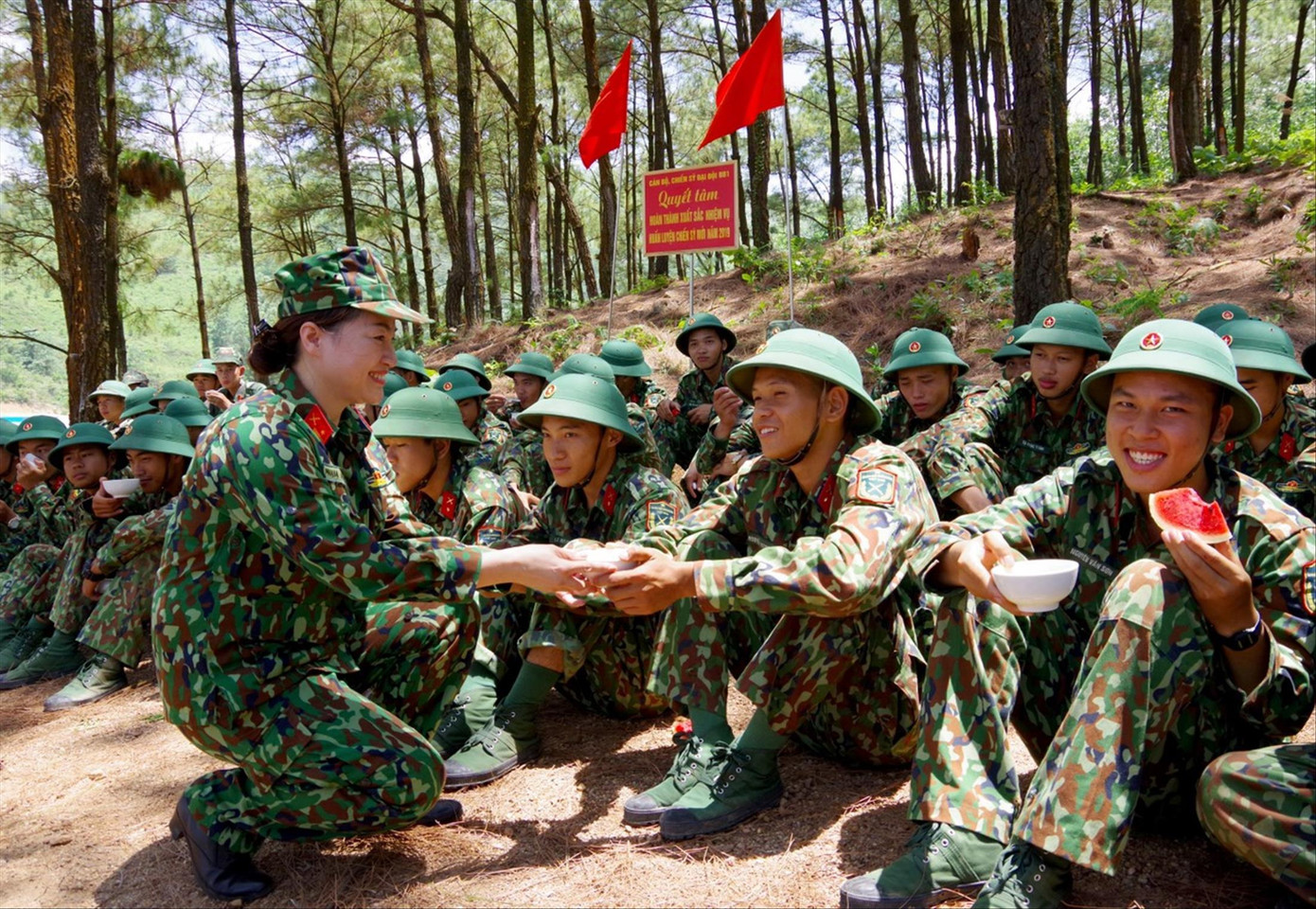 Thiếu tá Phạm Thị Huế (Chủ tịch Hội Phụ nữ cơ quan Bộ CHQS tỉnh Quảng Ninh) tiếp sức bộ đội Trung đoàn 244 (Bộ CHQS tỉnh Quảng Ninh) với mô hình “Bát nước thao trường”