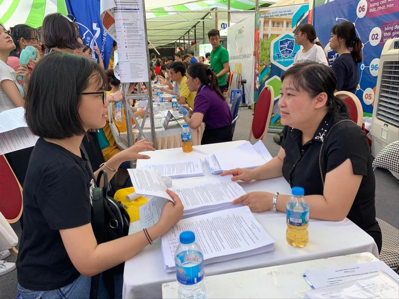 Thí sinh cần cân nhắc kỹ các điều kiện khi chọn ngành đăng ký xét tuyển Ảnh: Nghiêm Huê