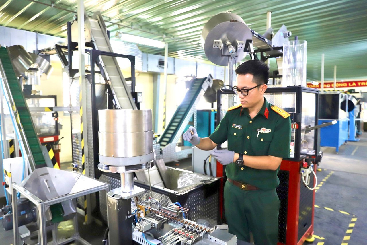 Đại úy Dương Duy Sơn kiểm tra chất lượng sản phẩm tại Phân xưởng Đạn K56, Nhà máy Z114.