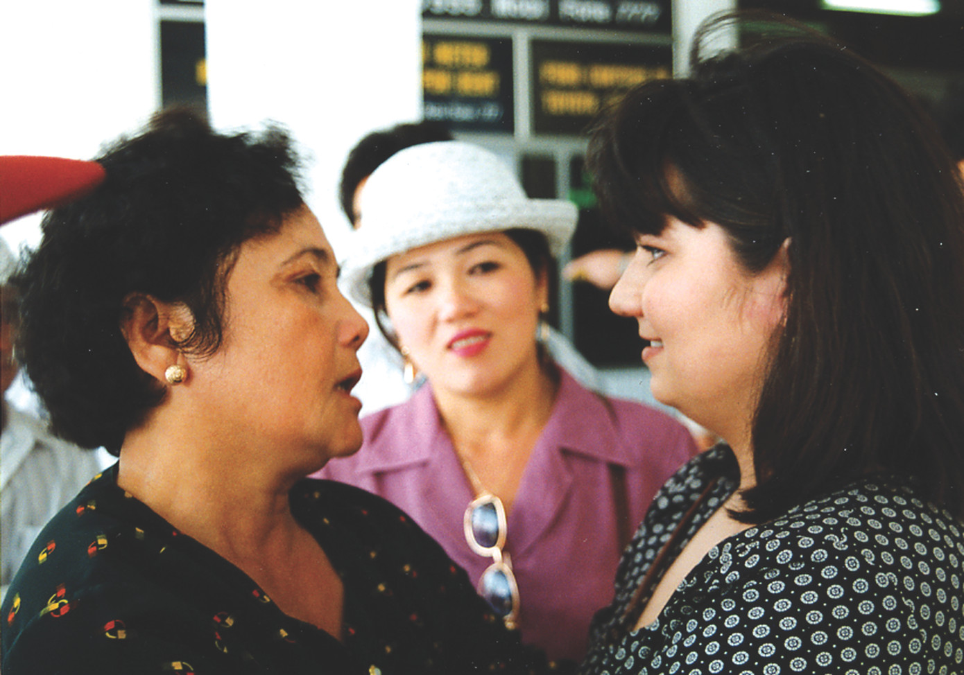 Cuộc hội ngộ sau 22 năm chia lìa đầy nước mắt của hai mẹ con tại sân bay Đà Nẵng Cuộc hội ngộ sau 22 năm chia lìa đầy nước mắt của hai mẹ con tại sân bay Đà Nẵng