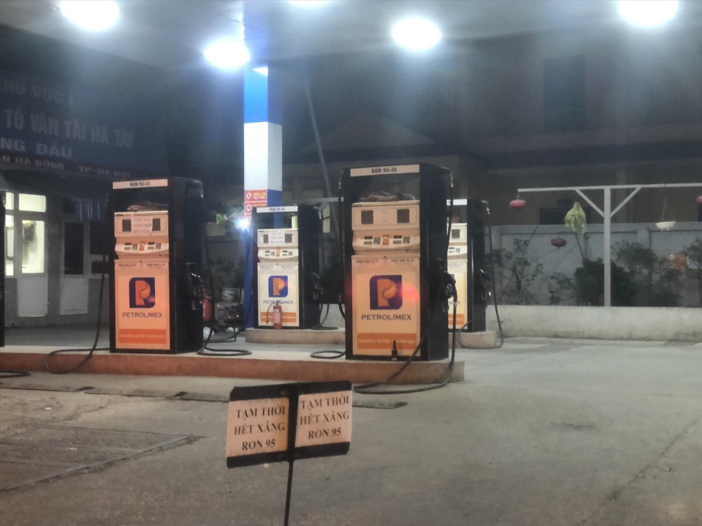 Tình trạng thiếu xăng dầu (nhất là ở các tỉnh phía Nam) thời gian qua cũng một phần do lượng xăng dầu lậu bị bắt giữ nhiều Ảnh: Nguyễn Bằng Tình trạng thiếu xăng dầu (nhất là ở các tỉnh phía Nam) thời gian qua cũng một phần do lượng xăng dầu lậu bị bắt giữ nhiều Ảnh: Nguyễn Bằng