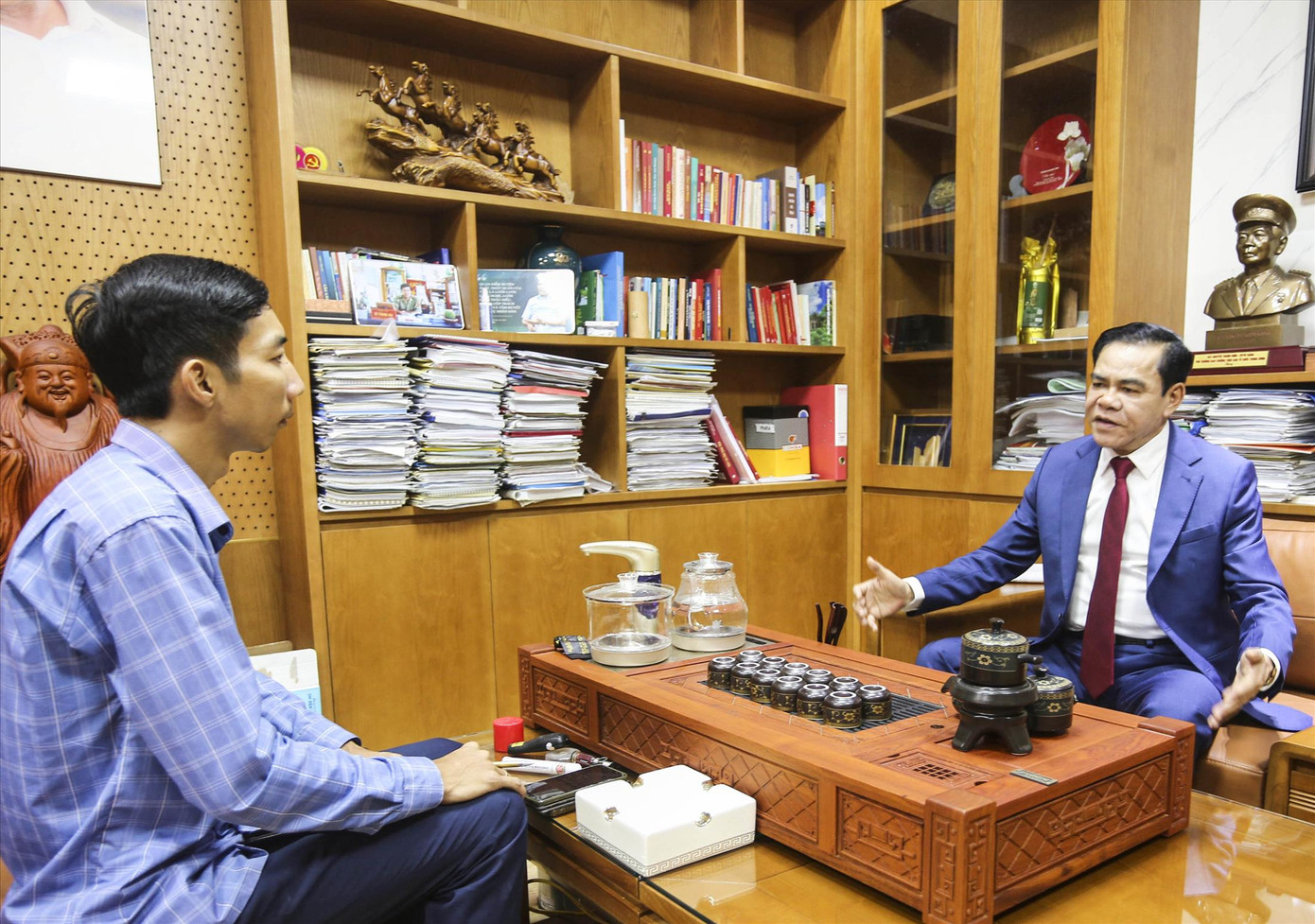 Chủ tịch UBND tỉnh Hà Tĩnh Võ Trọng Hải (phải) trao đổi với PV Tiền Phong