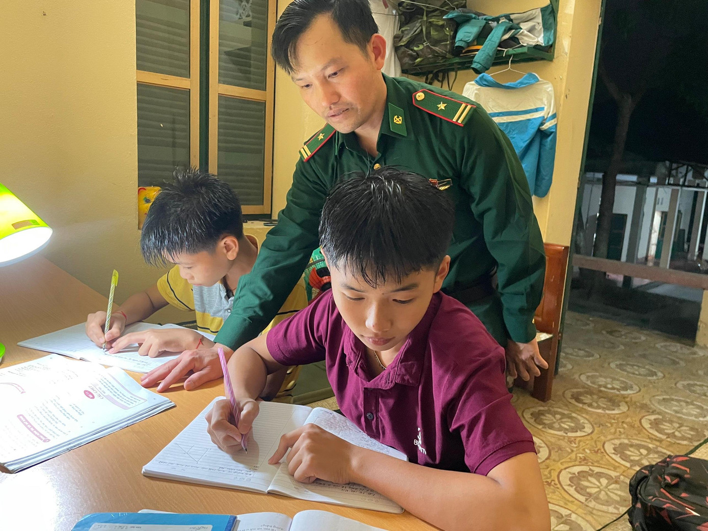 Tẩn Minh Khải và Thào Đức Dũng được “ông bố quân hàm xanh” hướng dẫn làm bài tập