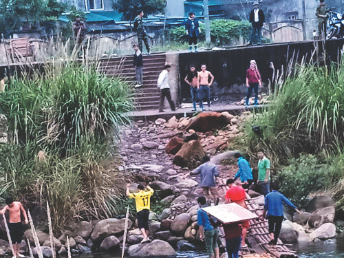 Các đối tượng vác thuê hàng lậu từ Trung Quốc về Quảng Ninh tại biên giới Bình Liêu.