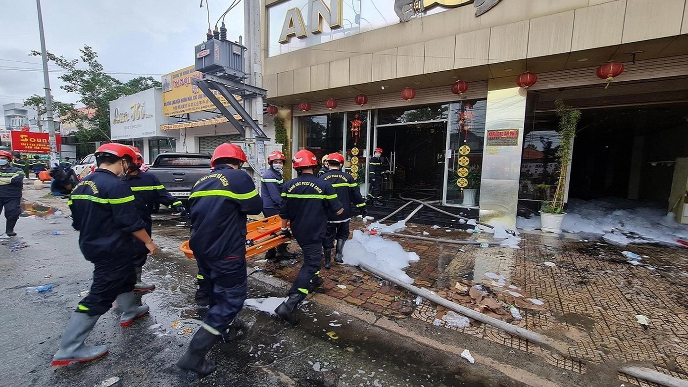 Lực lượng tiếp cận hiện trường giải cứu nạn nhân vụ cháy quán karaoke ở Bình Dương