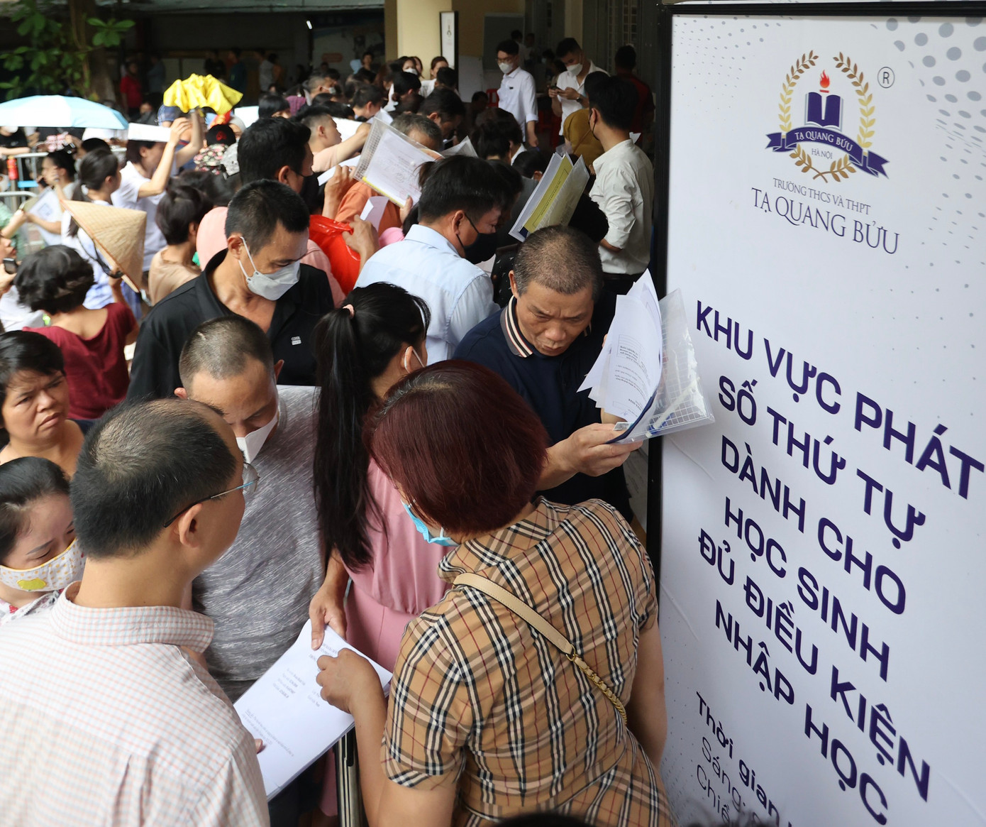 Tại kỳ thi tuyển sinh vào lớp 10 của Hà Nội, học sinh, phụ huynh căng thẳng hơn tuyển sinh vào đại học. (Phụ huynh chen chúc nộp hồ sơ cho con vào lớp 10 ở Hà Nội tháng 7/2023). Ảnh: Trọng Tài