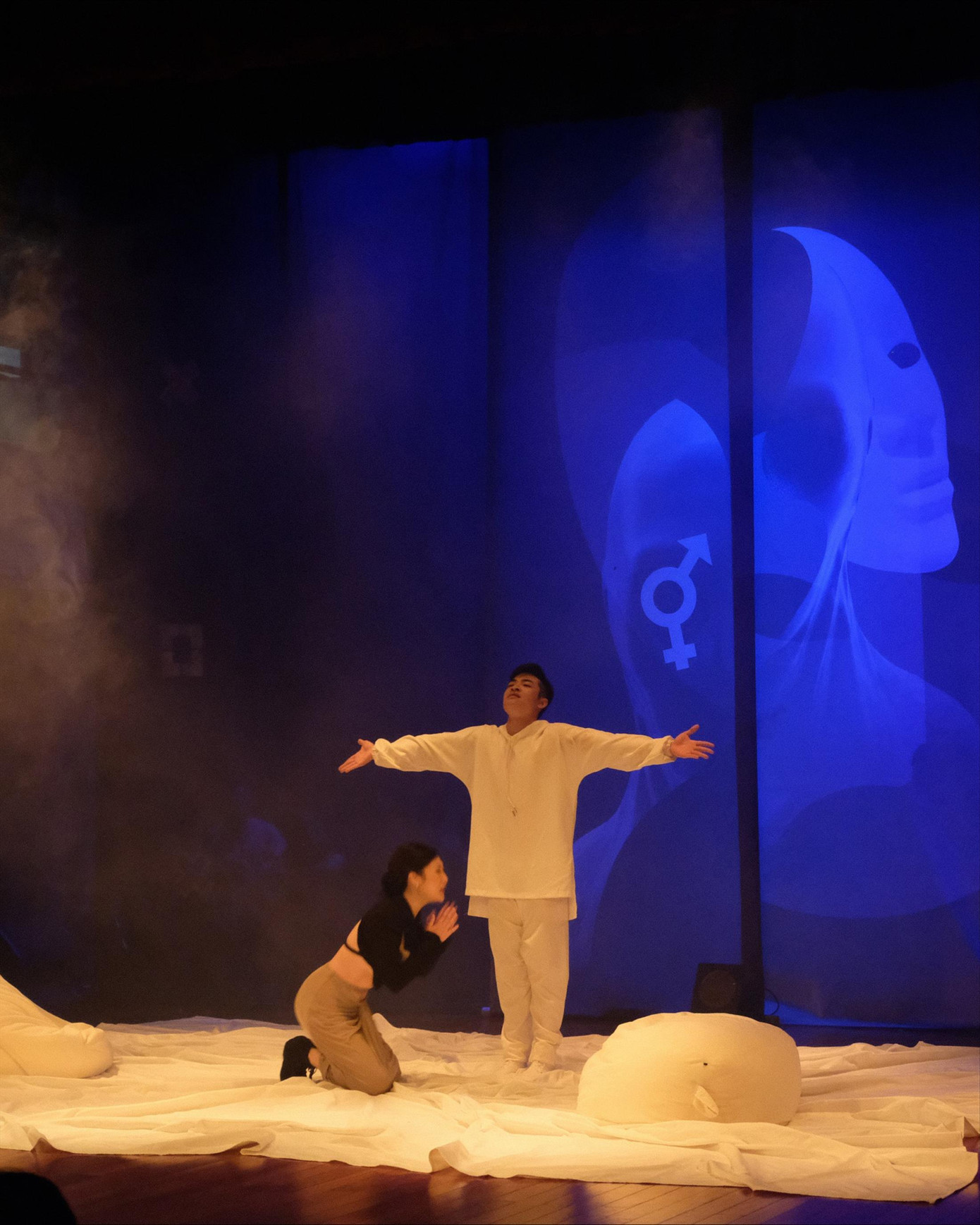 Búp bê không chuyển cảnh, diễn viên diễn trên một mặt sàn duy nhất