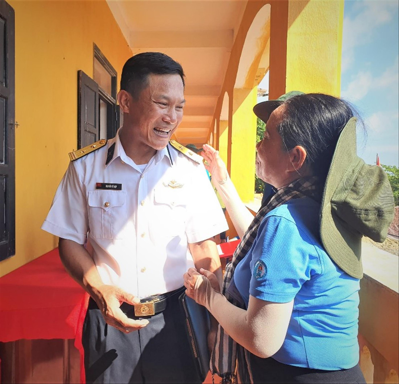 Giây phút xúc động của Trung tá Hợp