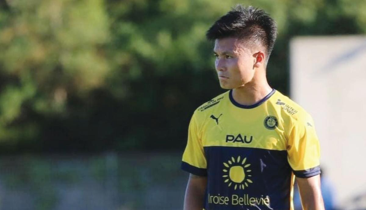 Quang Hải trong màu áo Pau FC Quang Hải trong màu áo Pau FC