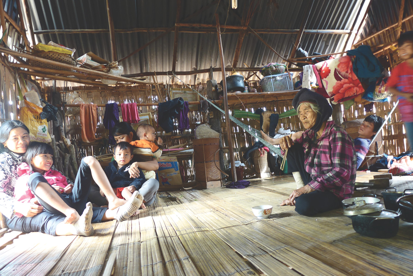 Cảnh sinh hoạt trong một gia đình Ba Na ở làng Pơ Lang, xã Tú An, huyện An Khê - Gia Lai Ảnh: Trần Tuấn