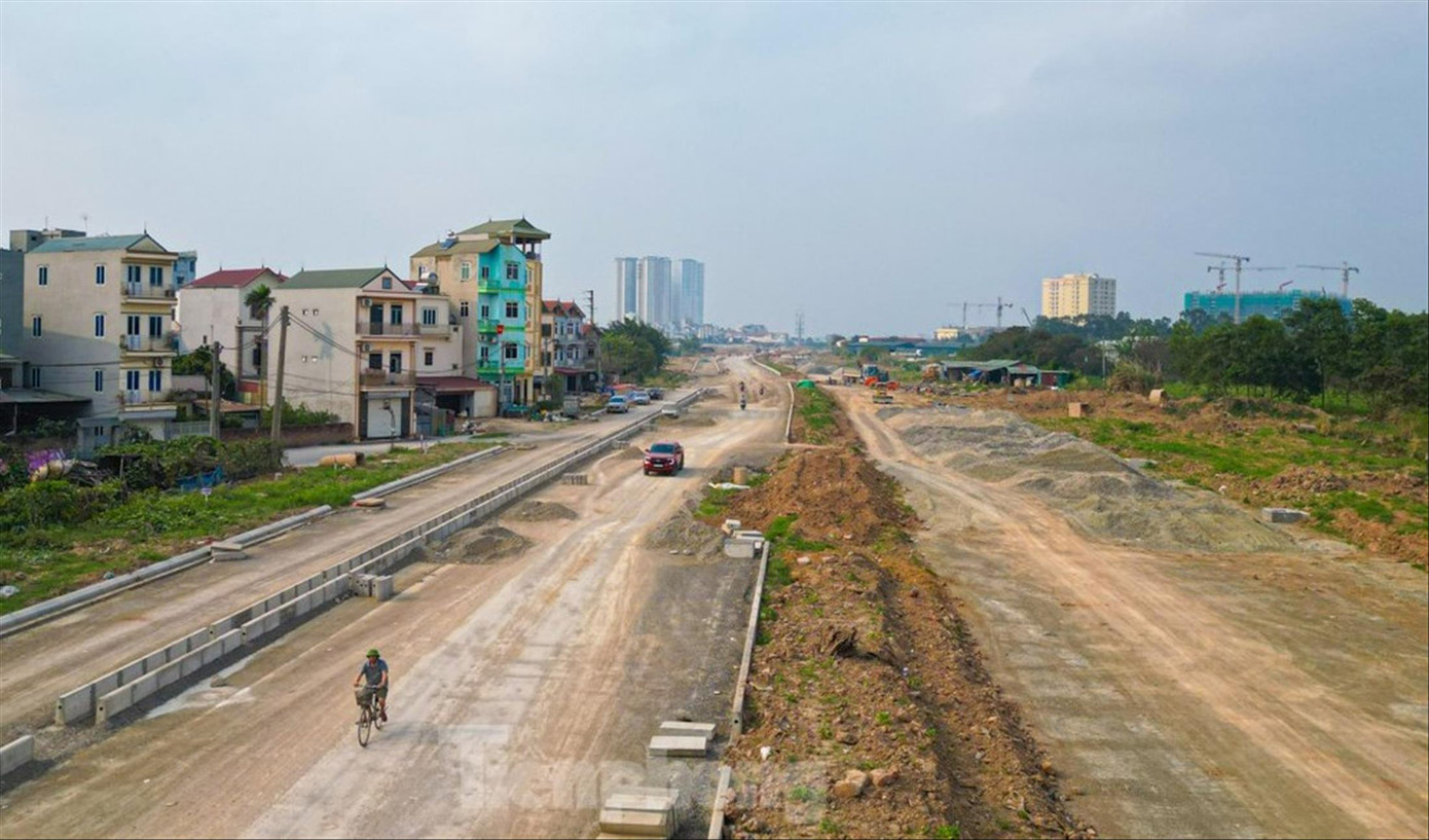 Công trường thi công đường Vành đai 3,5 qua huyện Hoài Đức vẫn ngổn ngang. Ảnh: Đức Nguyễn