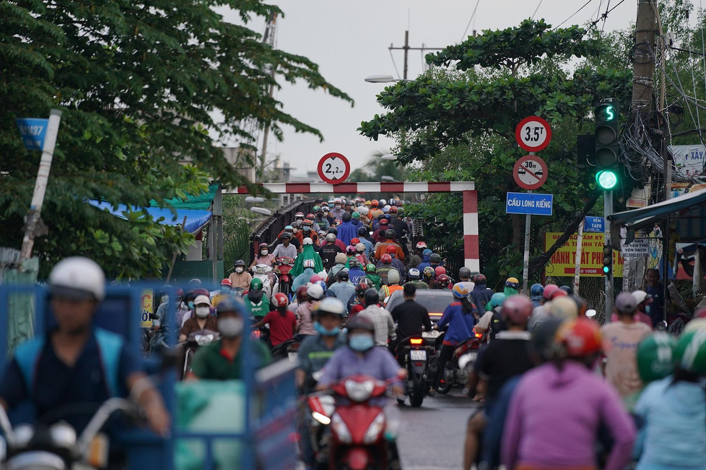 Cầu Long Kiểng (cũ) đã quá tải, thường xuyên ùn ứ vào giờ cao điểm Ảnh: Phạm Nguyễn Cầu Long Kiểng (cũ) đã quá tải, thường xuyên ùn ứ vào giờ cao điểm Ảnh: Phạm Nguyễn