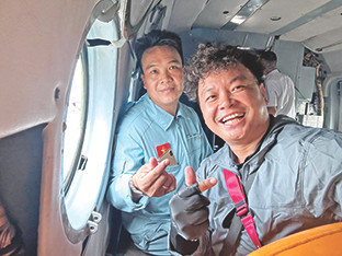 Phóng viên báo Tiền Phong (phải) trong một chiếc Mi đang tập luyện trên bầu trời TPHCM