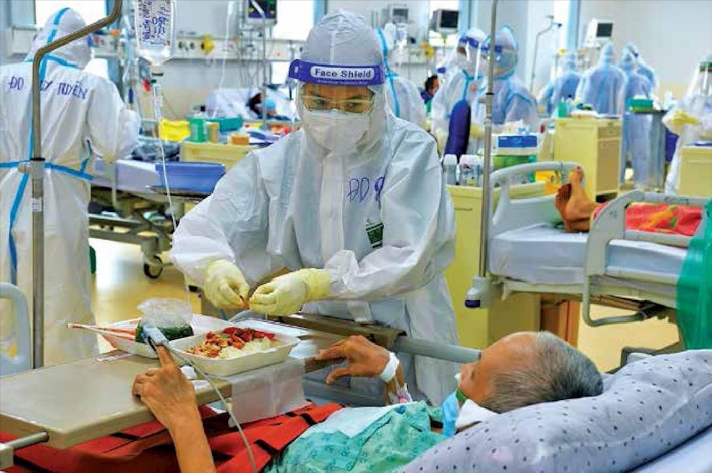 Cảnh chăm sóc bệnh nhân tại bệnh viện dã chiến Cảnh chăm sóc bệnh nhân tại bệnh viện dã chiến