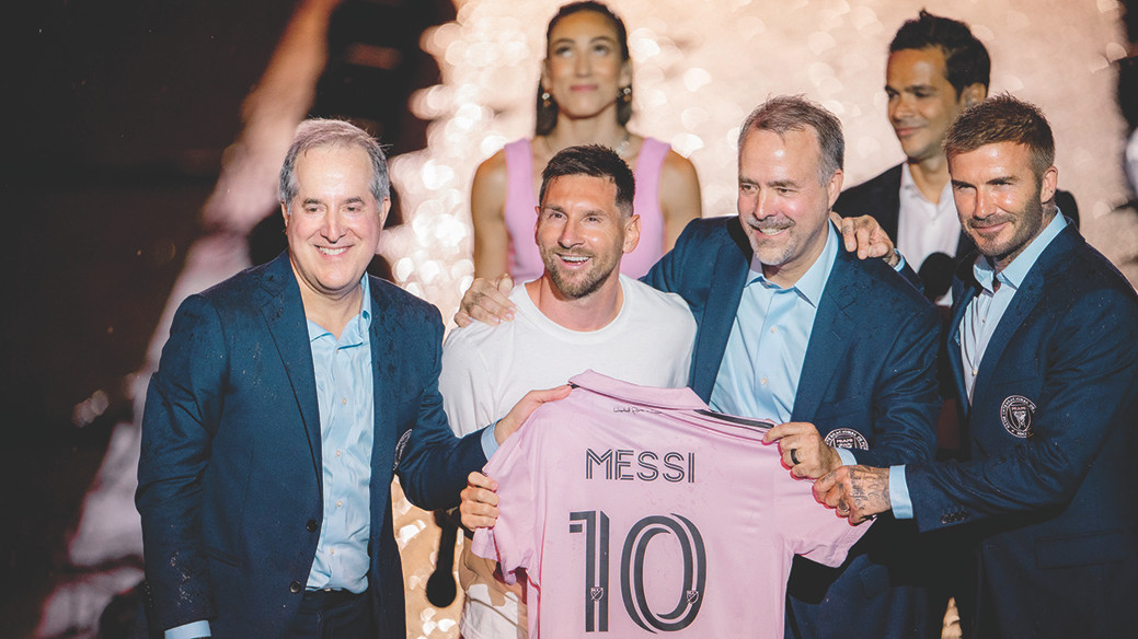 Màn ra mắt của Messi, bên cạnh các ông chủ của Inter Miami. Ảnh: Getty Images Màn ra mắt của Messi, bên cạnh các ông chủ của Inter Miami. Ảnh: Getty Images