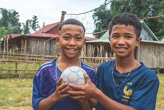 TaNgon Lý (bên trái) và ALăng Vũ Văn Y đều ước mơ trở thành siêu cầu thủ Ảnh: Văn Chương TaNgon Lý (bên trái) và ALăng Vũ Văn Y đều ước mơ trở thành siêu cầu thủ Ảnh: Văn Chương