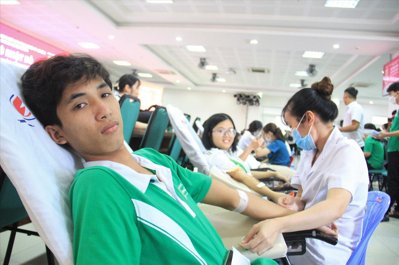 Sinh viên Trường ĐH Đông Á tình nguyện hiến máu cứu người. Ảnh: T.T. Sinh viên Trường ĐH Đông Á tình nguyện hiến máu cứu người. Ảnh: T.T.