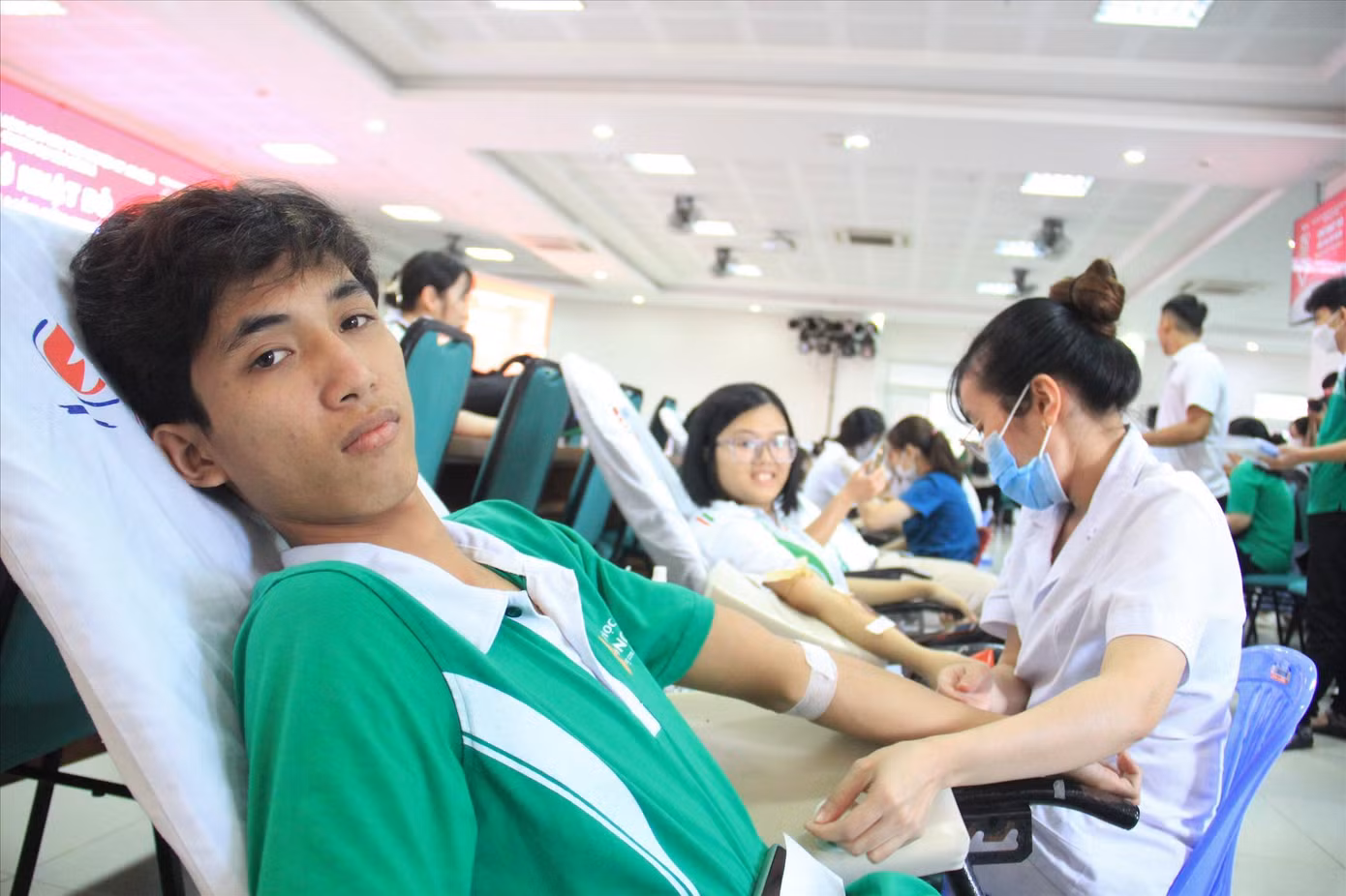 Sinh viên Trường ĐH Đông Á tình nguyện hiến máu cứu người. Ảnh: T.T.
