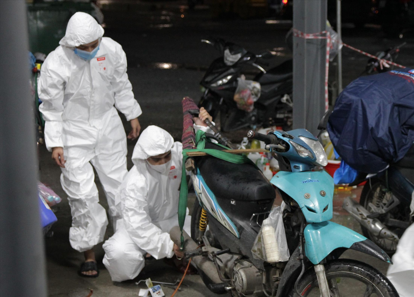 Trong bộ đồ bảo hộ, những “thợ sửa xe” sinh viên chăm sóc “chiến mã” cho bà con về quê tránh dịch trong đêm Ảnh: T.T Trong bộ đồ bảo hộ, những “thợ sửa xe” sinh viên chăm sóc “chiến mã” cho bà con về quê tránh dịch trong đêm Ảnh: T.T