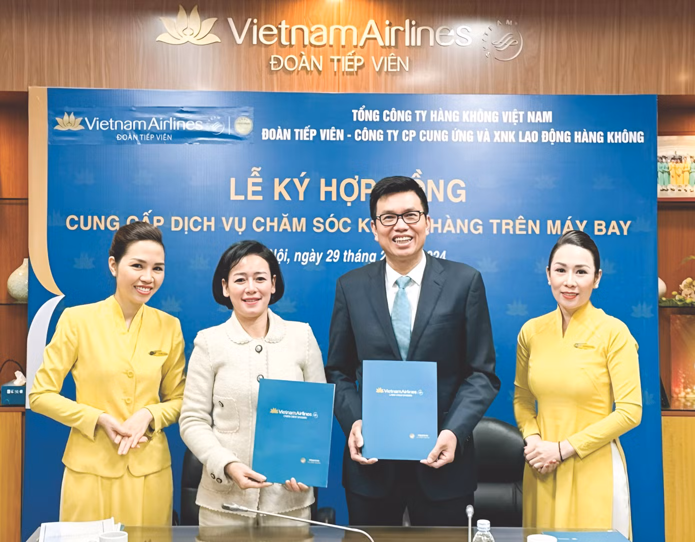 Ông Tạ Thiên Long- TGĐ ALSUCO và Bà Nguyễn Đức Hạnh- Đoàn trưởng Đoàn tiếp viên TCT HKVN ký hợp đồng cung cấp dịch vụ chăm sóc khách hàng trên máy bay