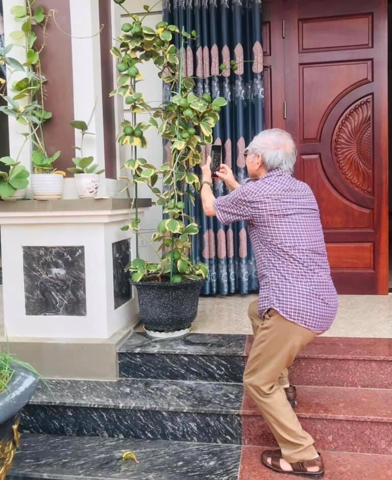 Nhà văn Hà Phạm Phú mê mẩn với cây lá tim “khủng” ở nhà vườn Thuận Việt ở Phúc Thọ - Hà Nội