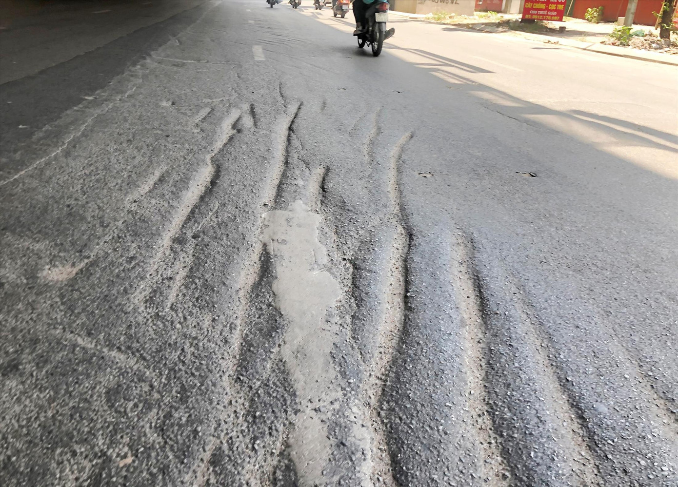 Mặt đường Xuân Thủy - Cầu Giấy có nhiều đoạn bị công trường cào rách chưa được thảm lại