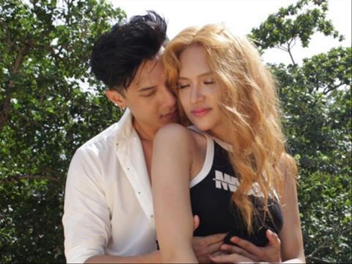 Ca sĩ Hương Giang Idol phải cắt 50% cảnh nóng trong MV Em không hối tiếc Ca sĩ Hương Giang Idol phải cắt 50% cảnh nóng trong MV Em không hối tiếc