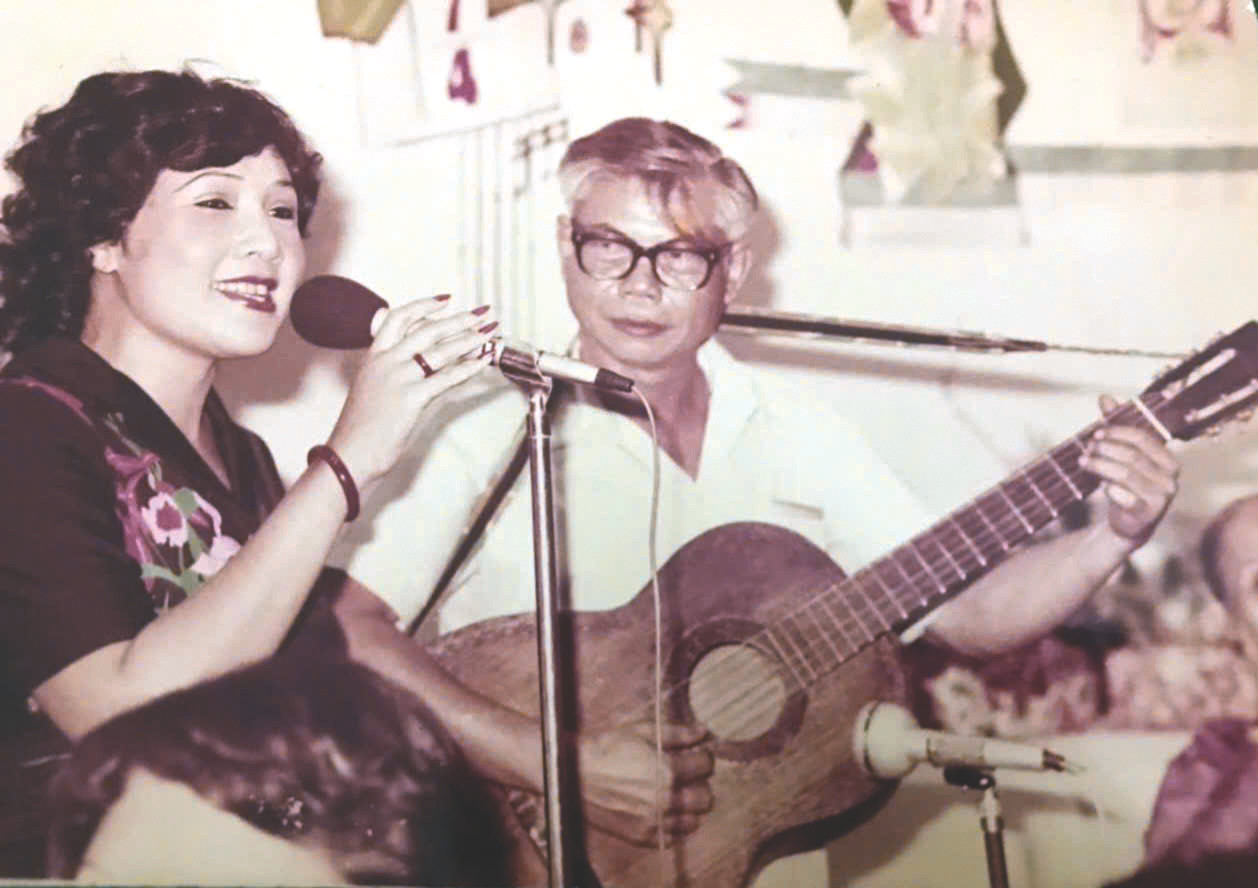 Cố nhạc sĩ Xuân Hồng và NSND Lệ Thủy. Ảnh tư liệu: Con gái nhạc sĩ cung cấp