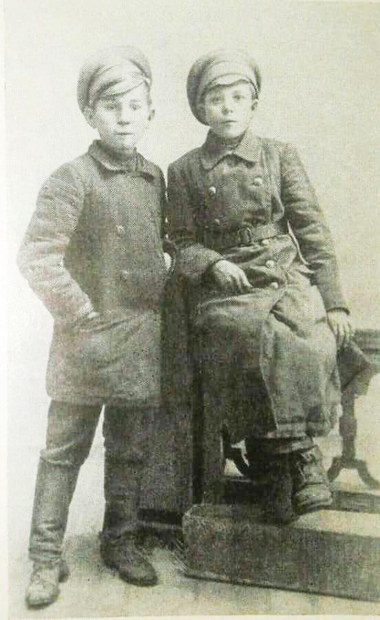 Pechia Kozlov (trái) và người bạn được nhận tặng thưởng của sư trưởng Hồng quân Vasili Chapaev