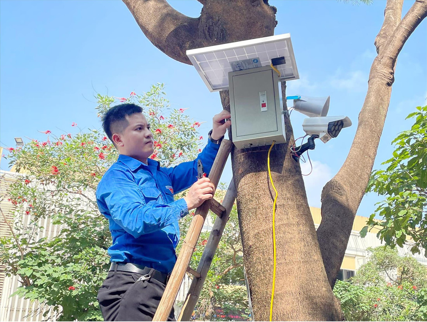 Anh Đinh Ngọc Thanh, Phó Bí thư Quận Đoàn Tây Hồ kiểm tra hệ thống loa thanh niên tuyên truyền tự động sử dụng năng lượng mặt trời tại khu vực ngõ 614 Lạc Long Quân Anh Đinh Ngọc Thanh, Phó Bí thư Quận Đoàn Tây Hồ kiểm tra hệ thống loa thanh niên tuyên truyền tự động sử dụng năng lượng mặt trời tại khu vực ngõ 614 Lạc Long Quân