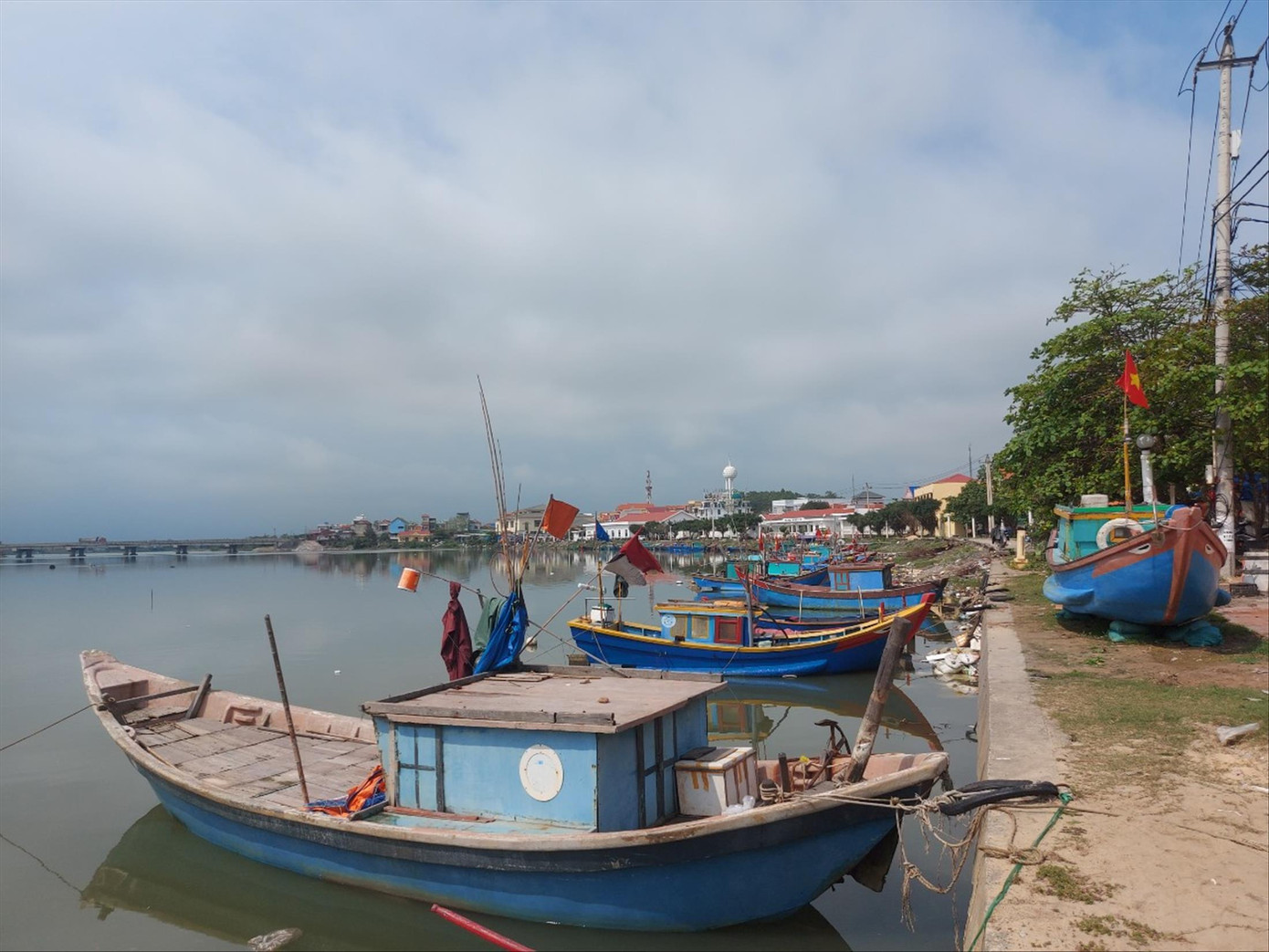 Những chiếc thuyền trông trơn nằm bờ chờ ngày xăng dầu hạ giá