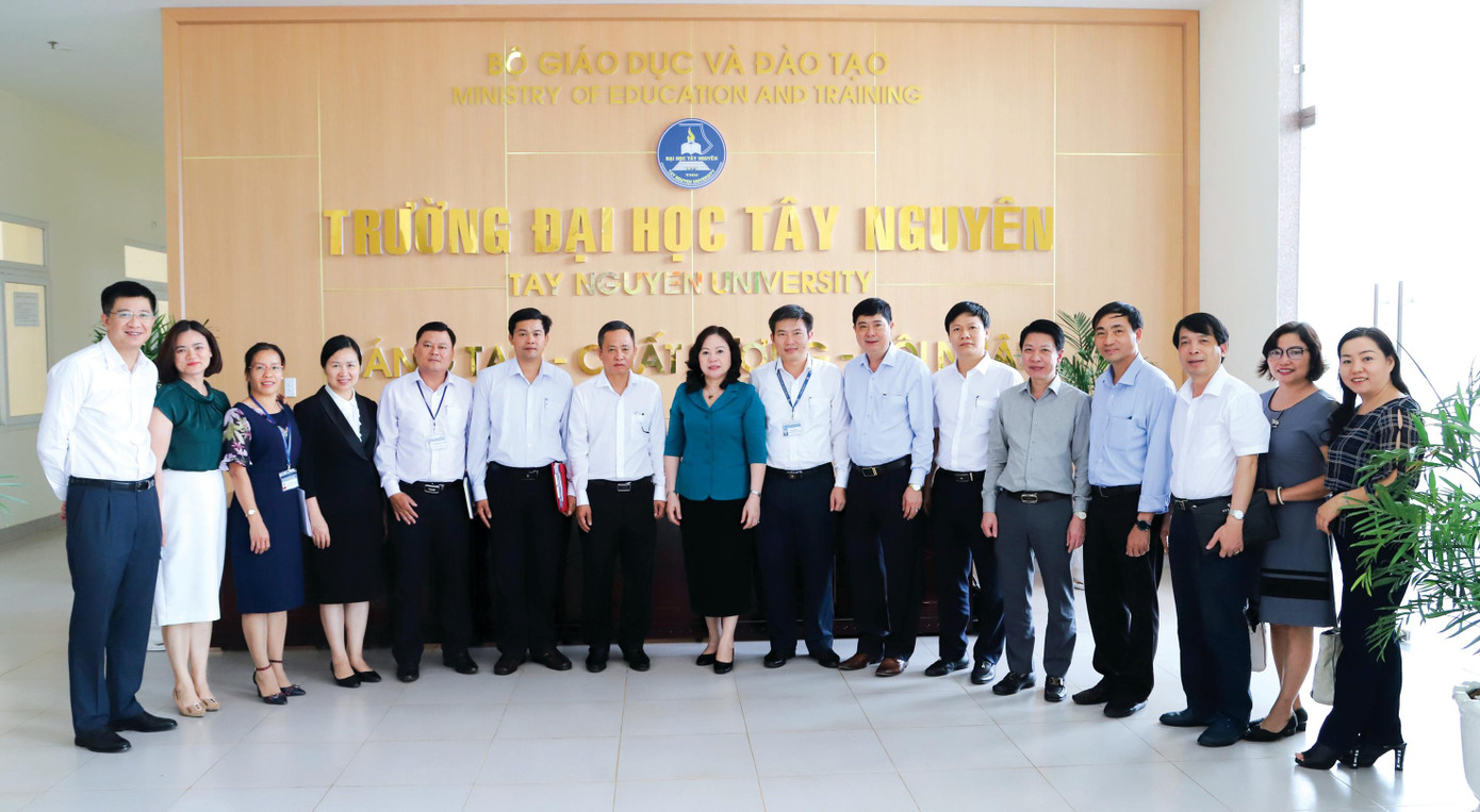 Thứ trưởng Bộ Giáo dục và Đào tạo Ngô Thị Minh đến thăm và làm việc Trường Đại học Tây Nguyên Thứ trưởng Bộ Giáo dục và Đào tạo Ngô Thị Minh đến thăm và làm việc Trường Đại học Tây Nguyên