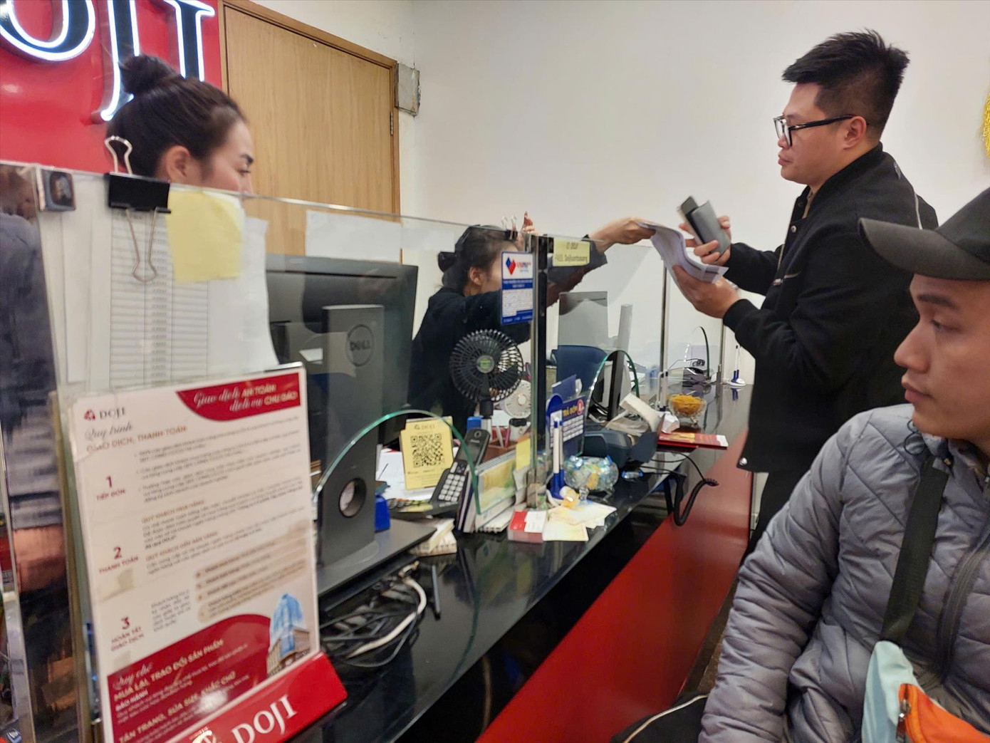 Người dân mua vàng tại cửa hàng ở Hà Nội. Người dân mua vàng tại cửa hàng ở Hà Nội.