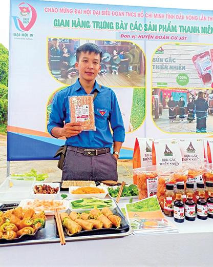 Anh Lượng bên các sản phẩm từ gấc